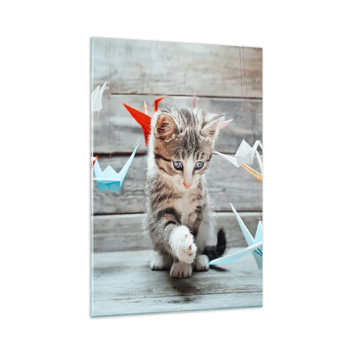 Cuadro sobre vidrio - Impresiones sobre Vidrio - Un gatito jugando con grullas de papel de origami colgantes. - 80x120cm - La primera lección - Decoración de pared moderna para salón y dormitorio ARTTOR
