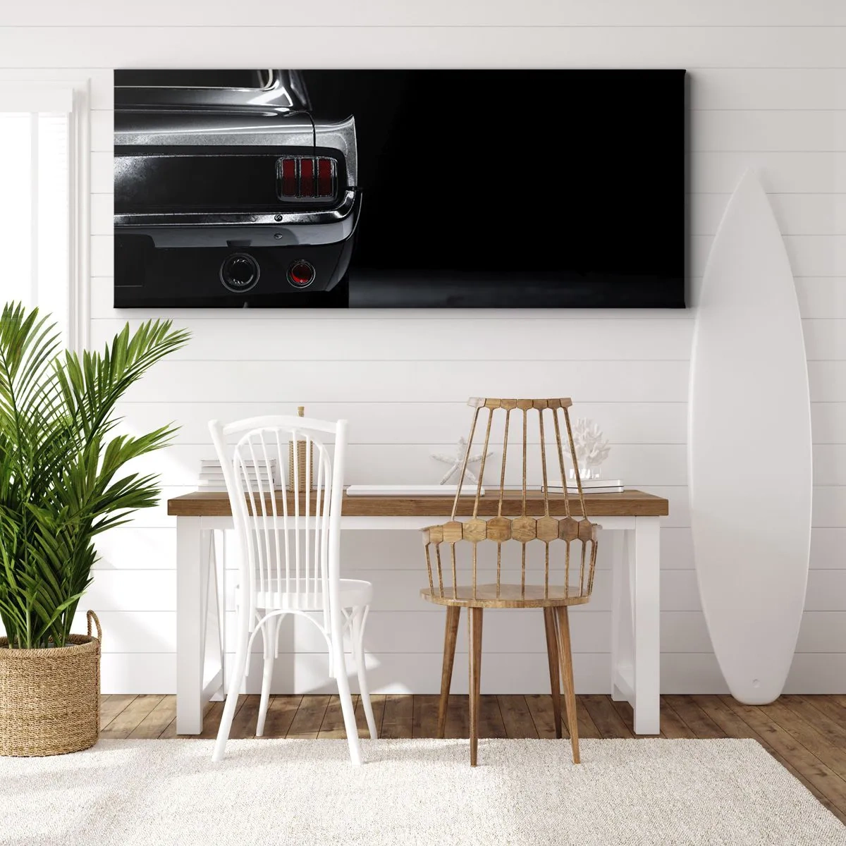 Cuadro sobre lienzo - Impresión de Imagen - Una imagen en blanco y negro de la parte trasera de un coche clásico sobre un fondo oscuro. - 120x50cm - El encanto de los clásicos - Decoración de pared moderna para salón y dormitorio ARTTOR