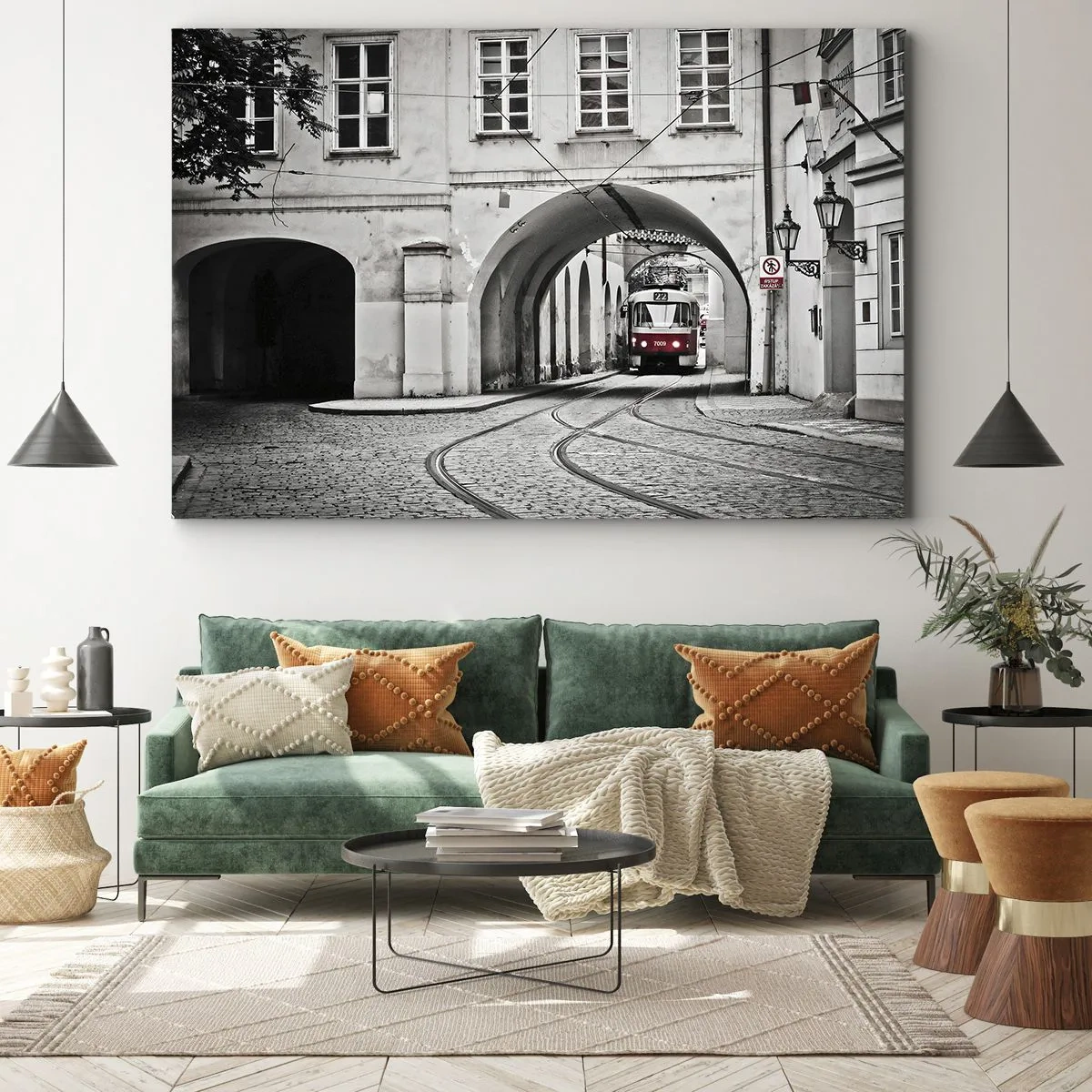 Cuadro sobre lienzo - Impresión de Imagen - Un tranvía en blanco y negro en una calle histórica de la ciudad. - 70x50cm - A través del laberinto urbano - Decoración de pared moderna para salón y dormitorio ARTTOR