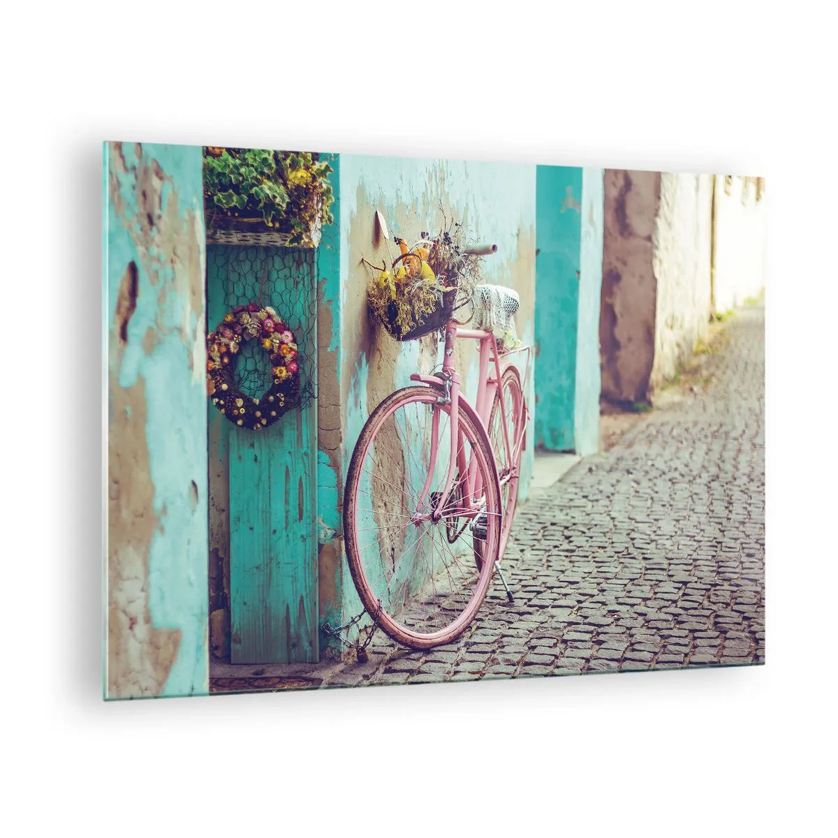 Cuadro sobre vidrio - Impresiones sobre Vidrio - Una bicicleta rosa apoyada contra una pared con flores en cestas, sobre un fondo pastel. - 70x50cm - Ahora mismo vuelvo - Decoración de pared moderna para salón y dormitorio ARTTOR