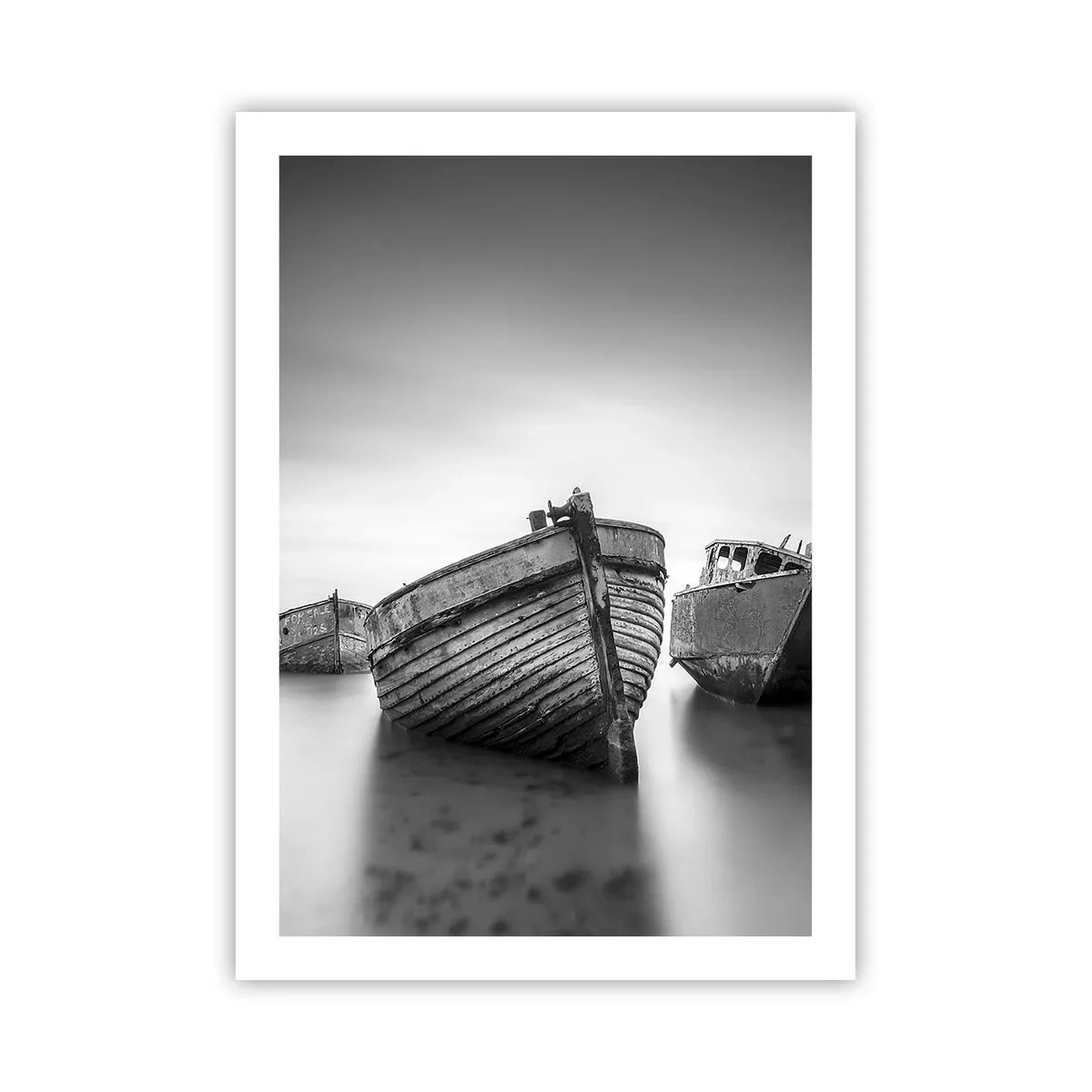 Póster - Fotografía en blanco y negro de barcos antiguos en aguas tranquilas. - 50x70cm - Ahora solo quedan los recuerdos... - Decoración de pared moderna para salón y dormitorio ARTTOR