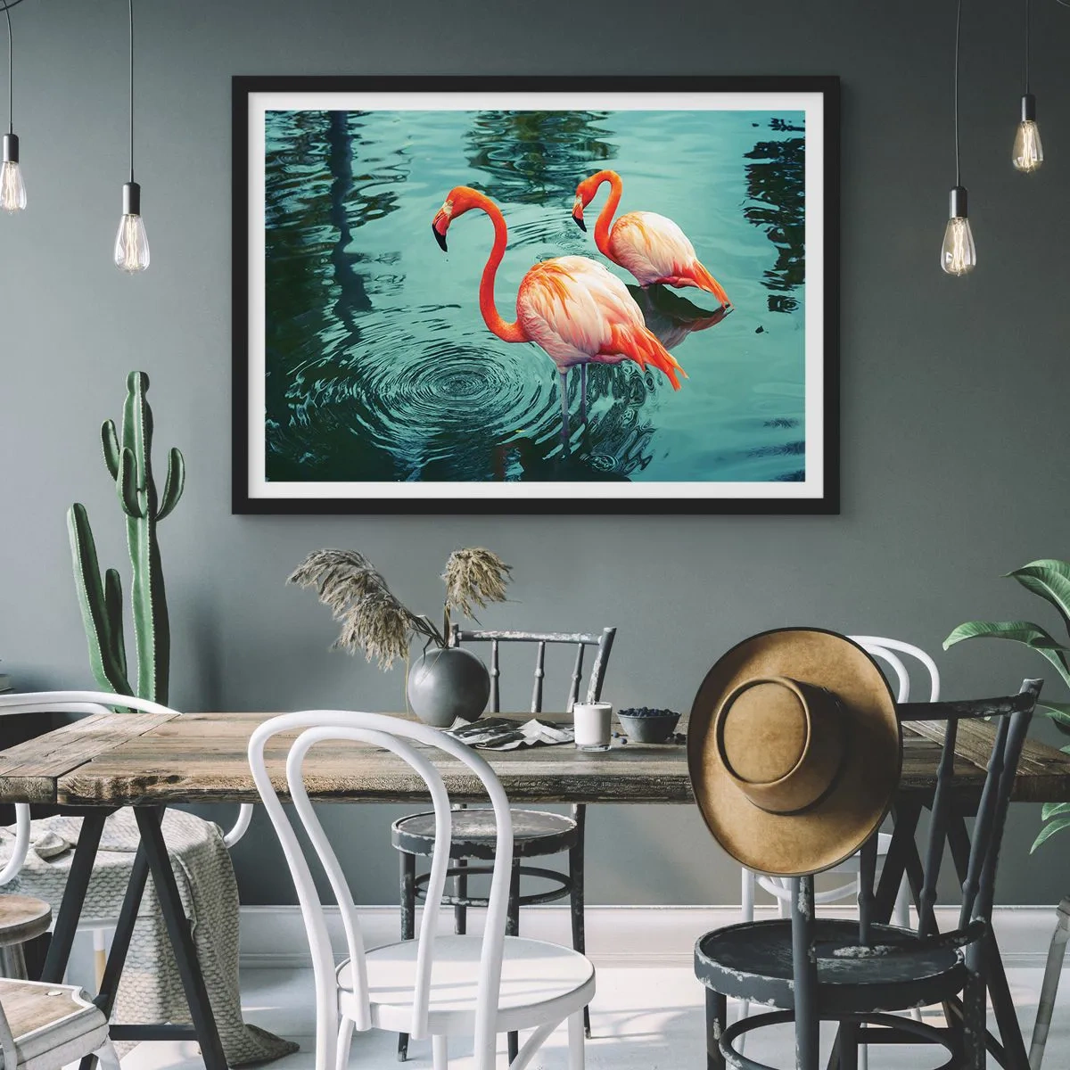 Póster en marco negro - Dos flamencos en el agua tranquila reflejando su entorno. - 70x50cm - Estamos de moda - Decoración de pared moderna para salón y dormitorio ARTTOR
