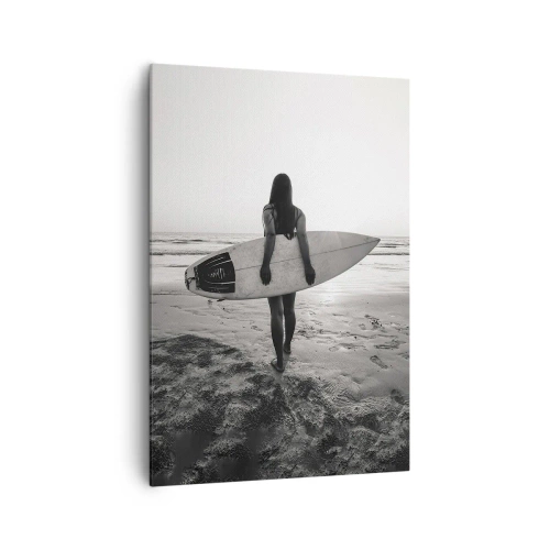 Cuadro sobre lienzo - Impresión de Imagen - Mujer con tabla de surf en la playa en blanco y negro - 70x100cm - Hija de las olas marinas - Decoración de pared moderna para salón y dormitorio ARTTOR