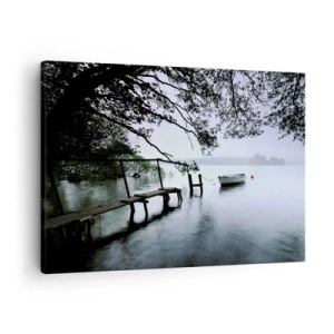 Cuadro sobre lienzo - Impresión de Imagen - Un embarcadero sobre el agua con un barco al fondo rodeado de un paisaje brumoso. - 70x50cm - Ya estás descansando - Decoración de pared moderna para salón y dormitorio ARTTOR