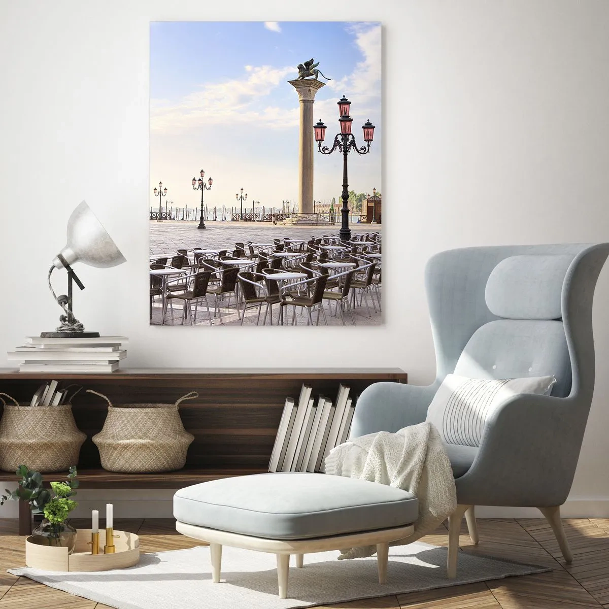 Cuadro sobre vidrio - Impresiones sobre Vidrio - Venecia, vista de la plaza con columnas y mesas de café. - 70x100cm - Vamos, todo está listo - Decoración de pared moderna para salón y dormitorio ARTTOR
