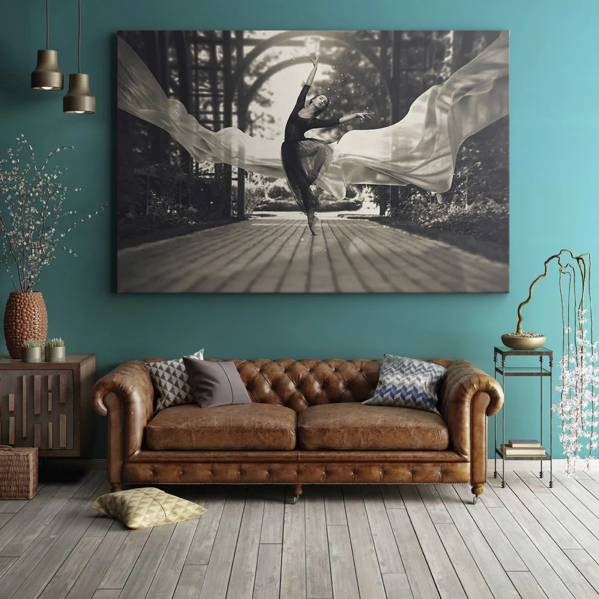 Cuadro sobre lienzo - Impresión de Imagen - Una bailarina con un vestido fluido realiza un salto frente a un jardín en blanco y negro como telón de fondo. - 70x50cm - Danza del espíritu del jardín