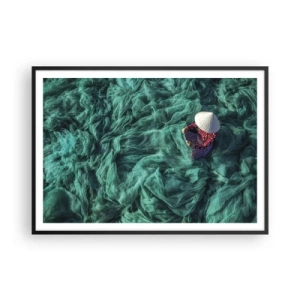 Póster en marco negro - Una persona con sombrero entre redes de pesca verdes. - 100x70cm - En un mar de redes - Decoración de pared moderna para salón y dormitorio ARTTOR