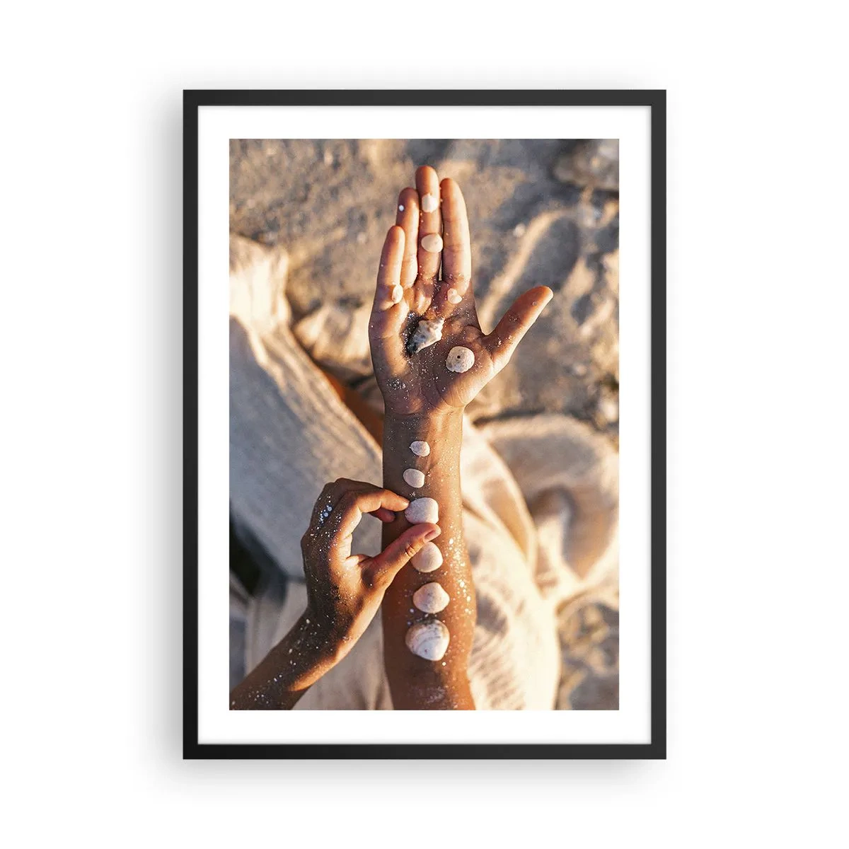 Póster en marco negro - Manos decoradas con conchas sobre un fondo arenoso. - 50x70cm - La belleza al alcance de la mano - Decoración de pared moderna para salón y dormitorio ARTTOR