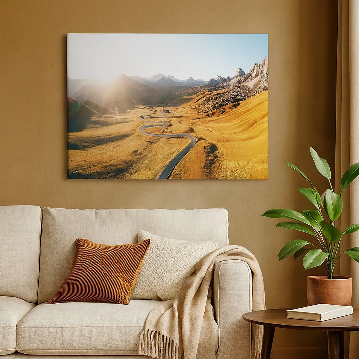 Cuadro sobre lienzo - Impresión de Imagen - Un camino sinuoso en las montañas iluminado por el sol poniente. - 70x50cm - En un valle dorado - Decoración de pared moderna para salón y dormitorio ARTTOR