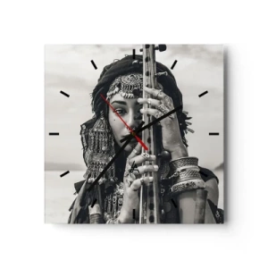Reloj de pared - Reloj de vidrio - Retrato de una mujer con joyas étnicas sosteniendo un instrumento en la mano. - 30x30cm - La música propia de Oriente - Decoración de pared moderna para salón y dormitorio ARTTOR