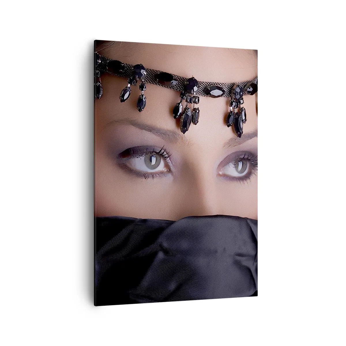 Cuadro sobre lienzo - Impresión de Imagen - Retrato de una mujer con joyas decorativas sobre un fondo negro. - 70x100cm - Tentador misterio oriental - Decoración de pared moderna para salón y dormitorio ARTTOR