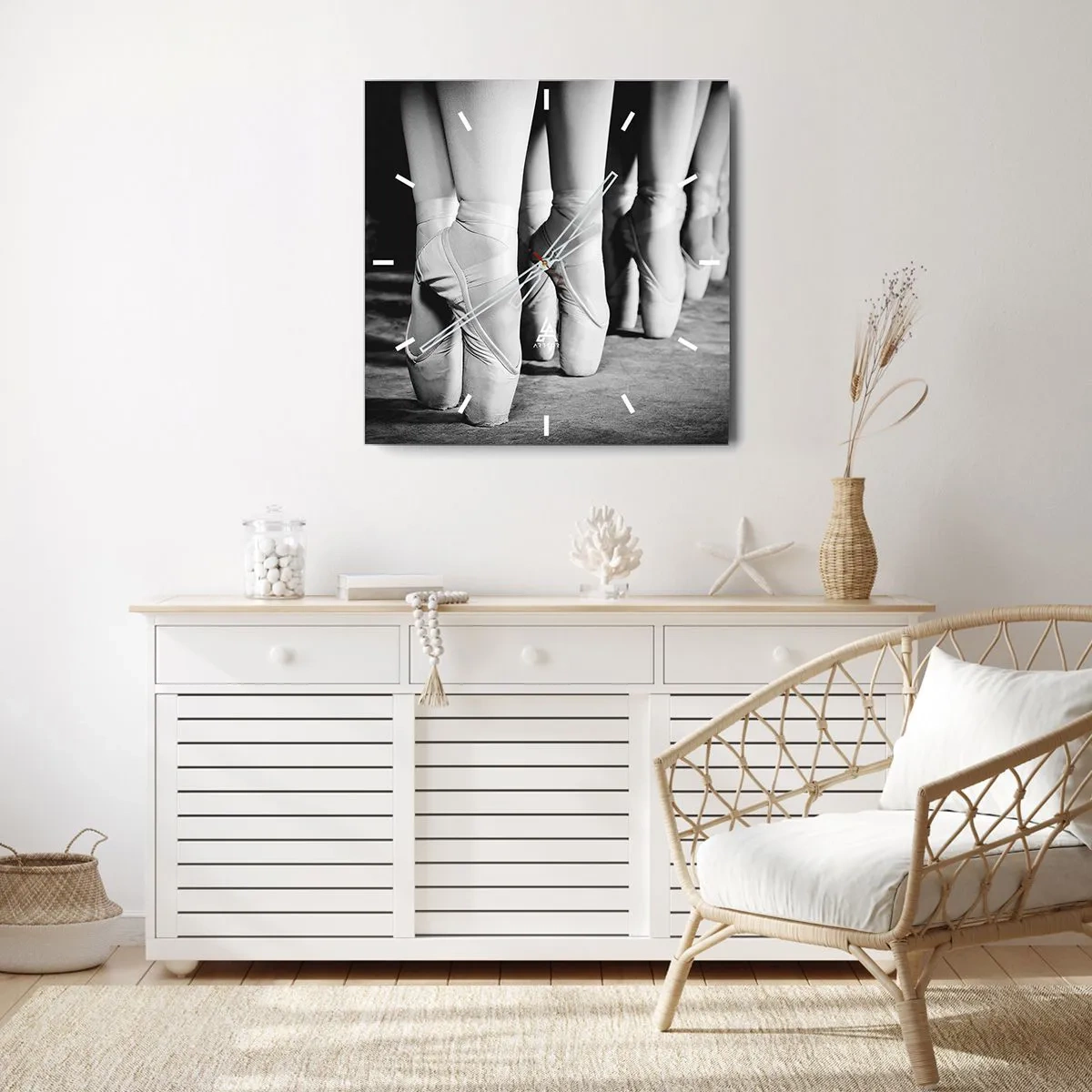 Reloj de pared - Reloj de vidrio - Fotografía en blanco y negro de las zapatillas de ballet de una bailarina. - 30x30cm - En conjunto y al unísono - Decoración de pared moderna para salón y dormitorio ARTTOR