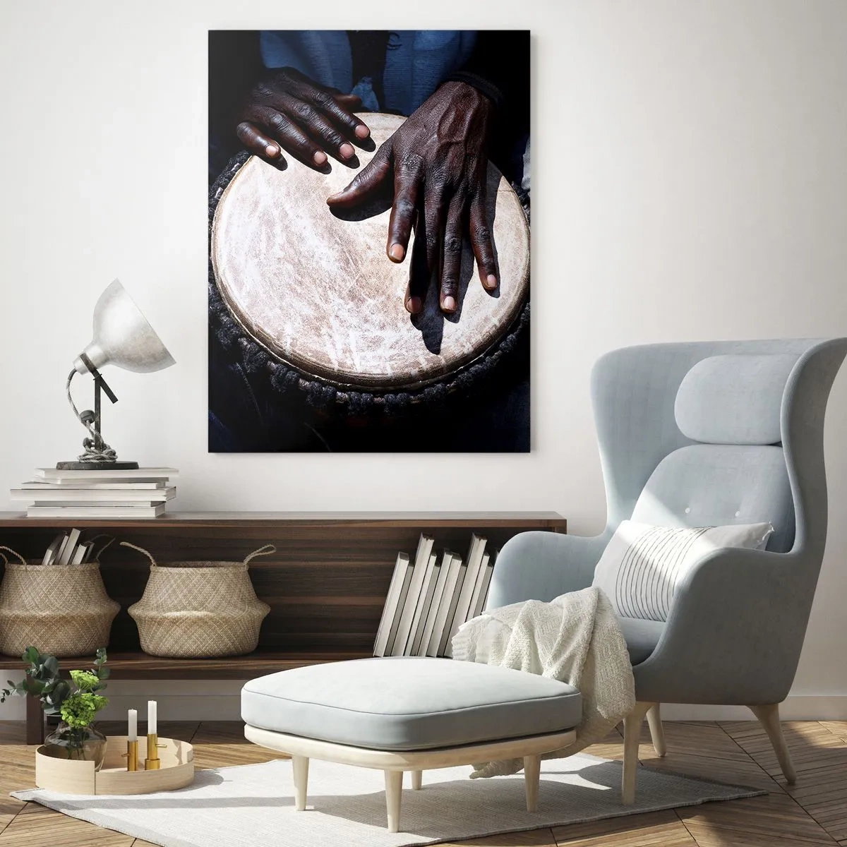 Cuadro sobre vidrio - Impresiones sobre Vidrio - Primer plano de unas manos tocando un tambor djembé - 50x70cm - Vive a tu ritmo - Decoración de pared moderna para salón y dormitorio ARTTOR