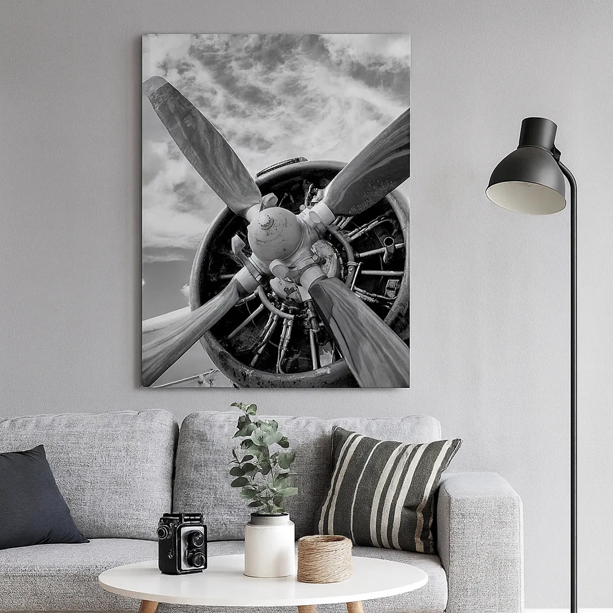 Cuadro sobre lienzo - Impresión de Imagen - Una fotografía en blanco y negro de la hélice de un avión contra un cielo dinámico. - 50x70cm - Conquistador de los cielos - Decoración de pared moderna para salón y dormitorio ARTTOR