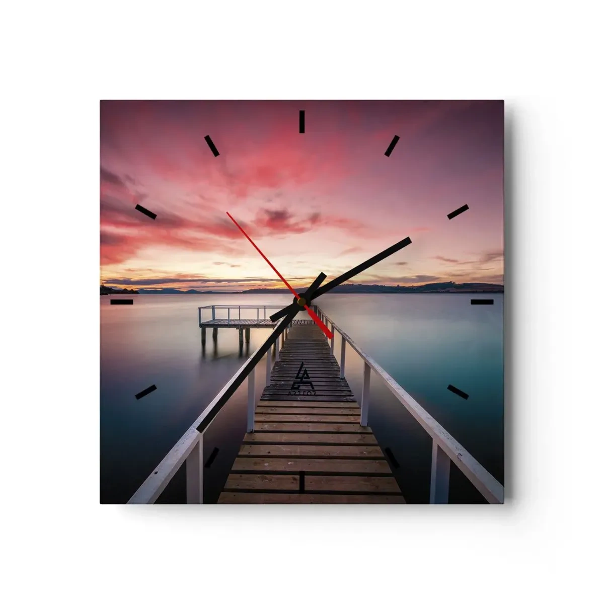 Reloj de pared - Reloj de vidrio - Un embarcadero que conduce a un lago tranquilo al atardecer. - 30x30cm - La suave llama del atardecer - Decoración de pared moderna para salón y dormitorio ARTTOR