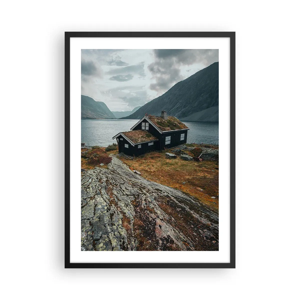 Póster en marco negro - Una cabaña solitaria junto a un fiordo en un accidentado paisaje escandinavo - 50x70cm - Verano en los fiordos - Decoración de pared moderna para salón y dormitorio ARTTOR