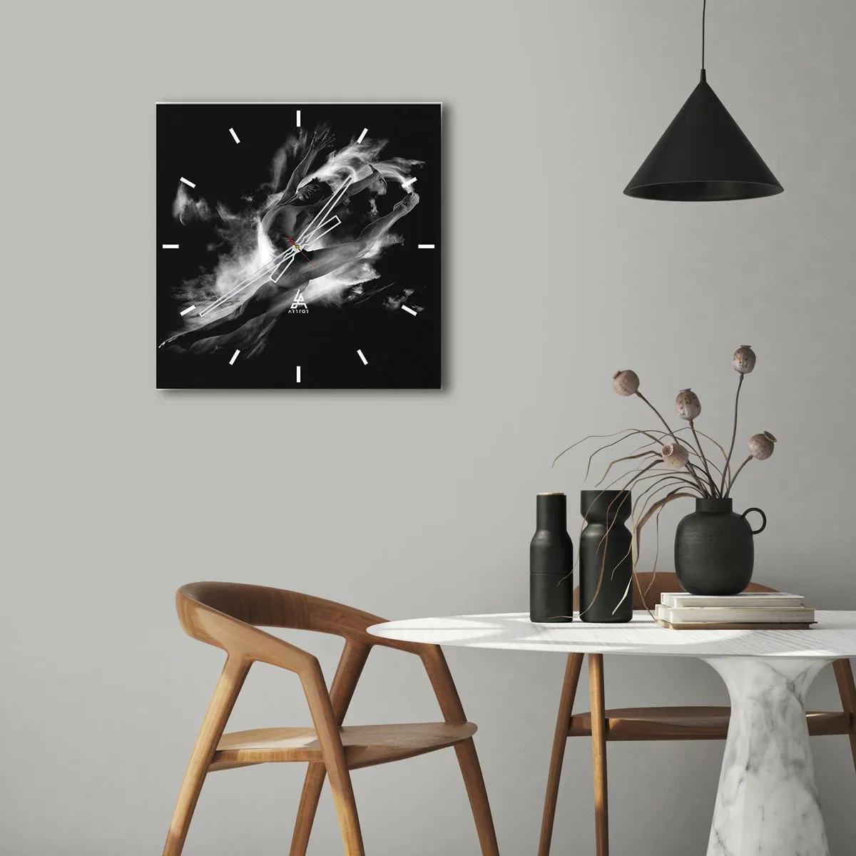 Reloj de pared - Reloj de vidrio - Una bailarina en una pose dinámica sobre un fondo negro. - 30x30cm - El arte del vuelo - Decoración de pared moderna para salón y dormitorio ARTTOR