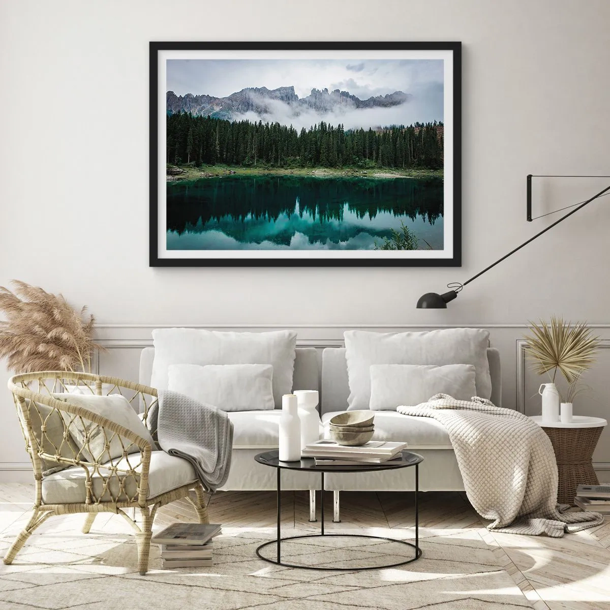 Póster en marco negro - Un paisaje de montaña con un bosque y un lago que refleja el cielo. - 70x50cm - Calla, calla, no despertemos al agua dormida.... - Decoración de pared moderna para salón y dormitorio ARTTOR