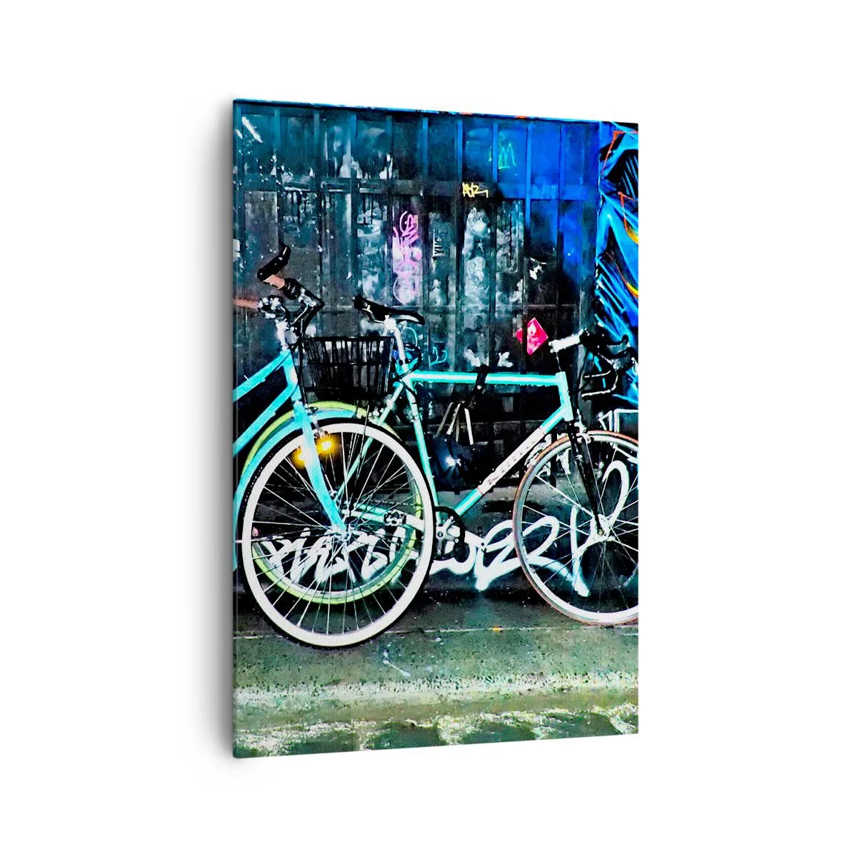 Cuadro sobre lienzo - Impresión de Imagen - Dos bicicletas turquesas sobre un fondo de grafiti urbano. - 70x100cm - La ciudad llama - Decoración de pared moderna para salón y dormitorio ARTTOR