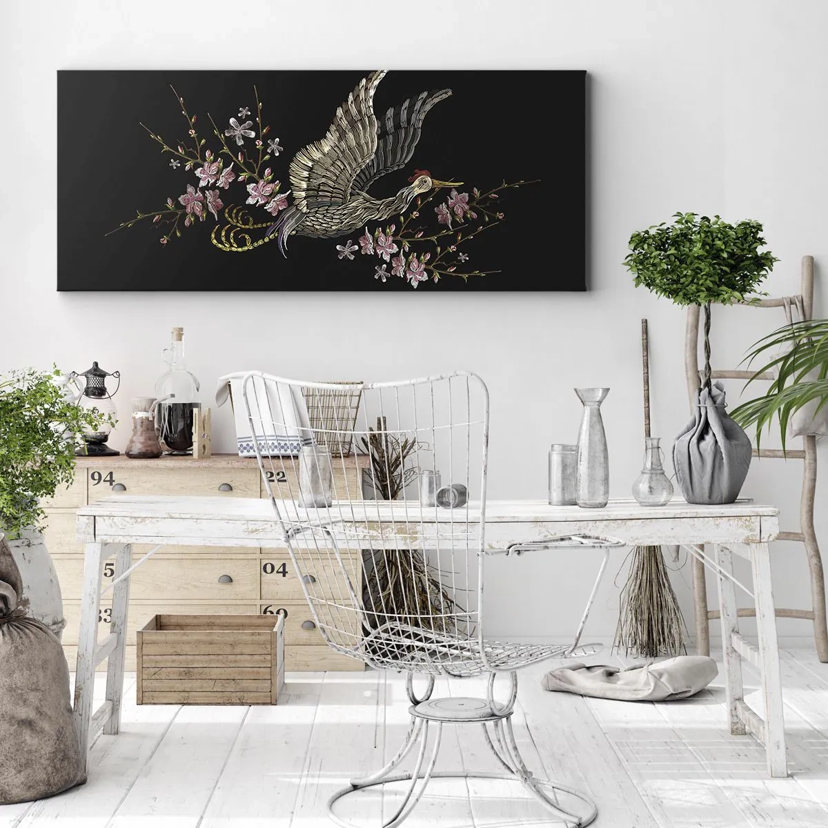 Cuadro sobre lienzo - Impresión de Imagen - Un pájaro en vuelo con flores sobre un fondo negro. - 160x50cm - Ave florida - Decoración de pared moderna para salón y dormitorio ARTTOR