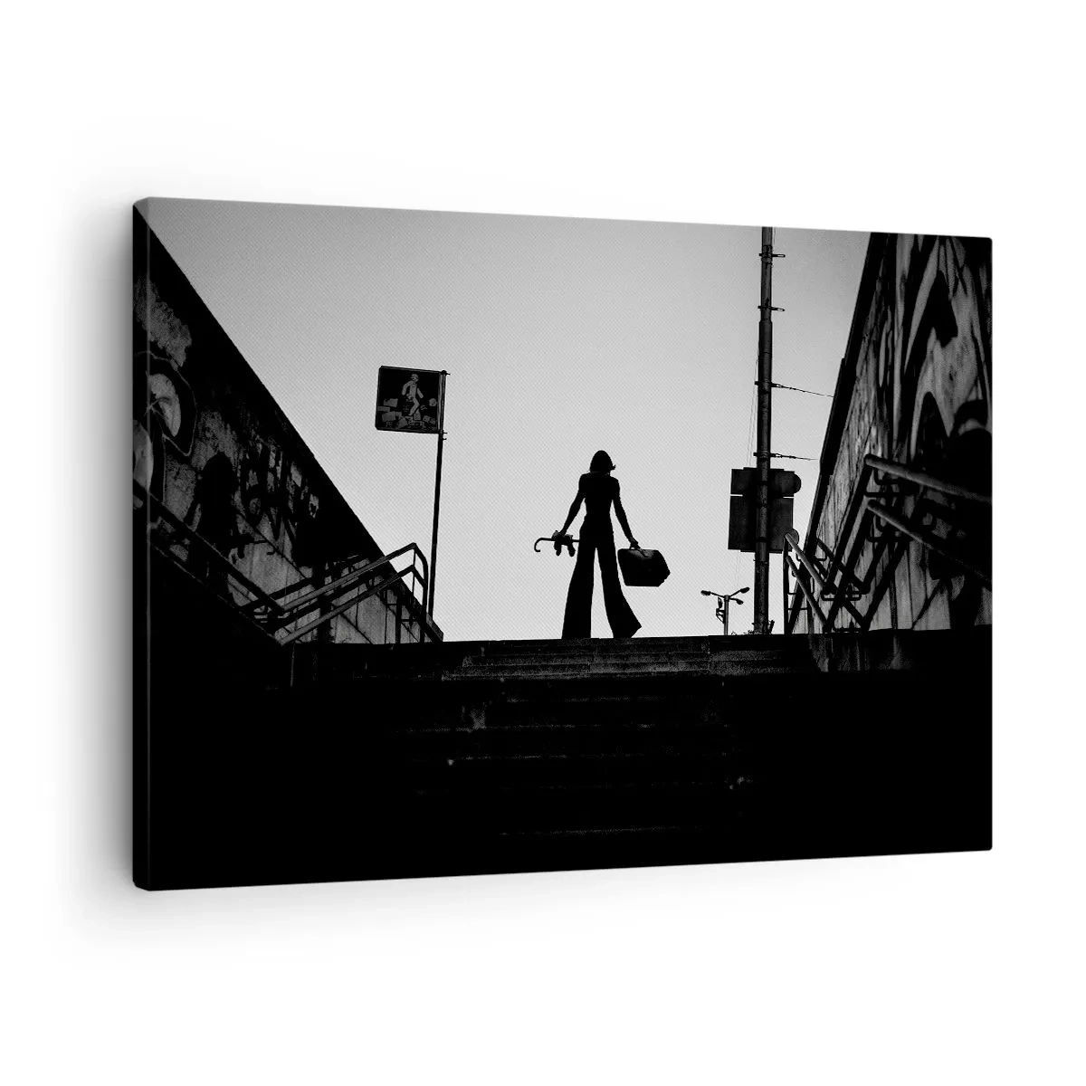 Cuadro sobre lienzo - Impresión de Imagen - Una figura de mujer en las escaleras en blanco y negro con una atmósfera dinámica. - 70x50cm - Paseo urbano - Decoración de pared moderna para salón y dormitorio ARTTOR