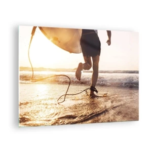 Cuadro sobre vidrio - Impresiones sobre Vidrio - Un surfista corre con su tabla por la playa al atardecer. - 70x50cm - Para enfrentar la ola - Decoración de pared moderna para salón y dormitorio ARTTOR