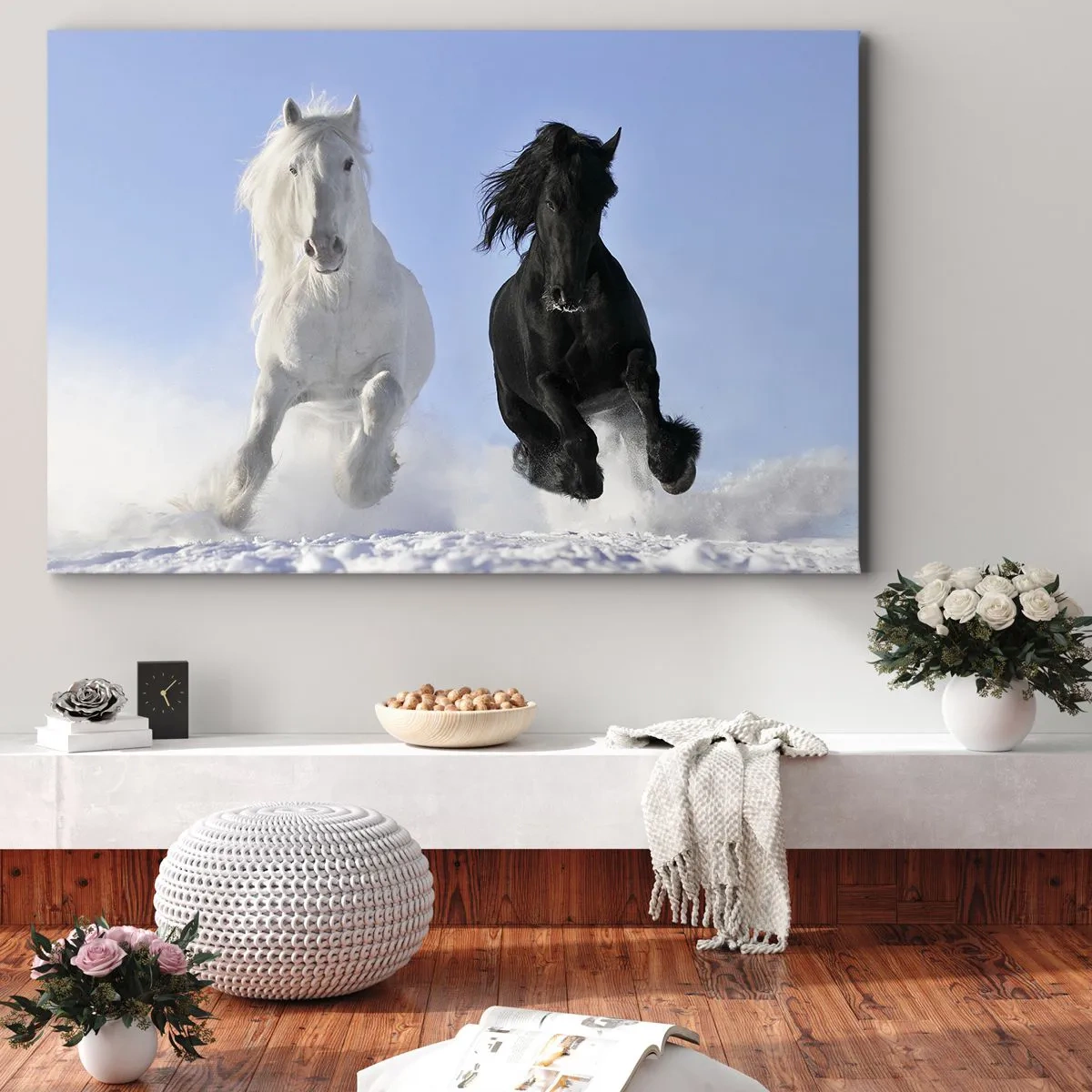 Cuadro sobre lienzo - Impresión de Imagen - Un caballo blanco y uno negro galopando por la nieve. - 70x50cm - Galope blanco y negro - Decoración de pared moderna para salón y dormitorio ARTTOR