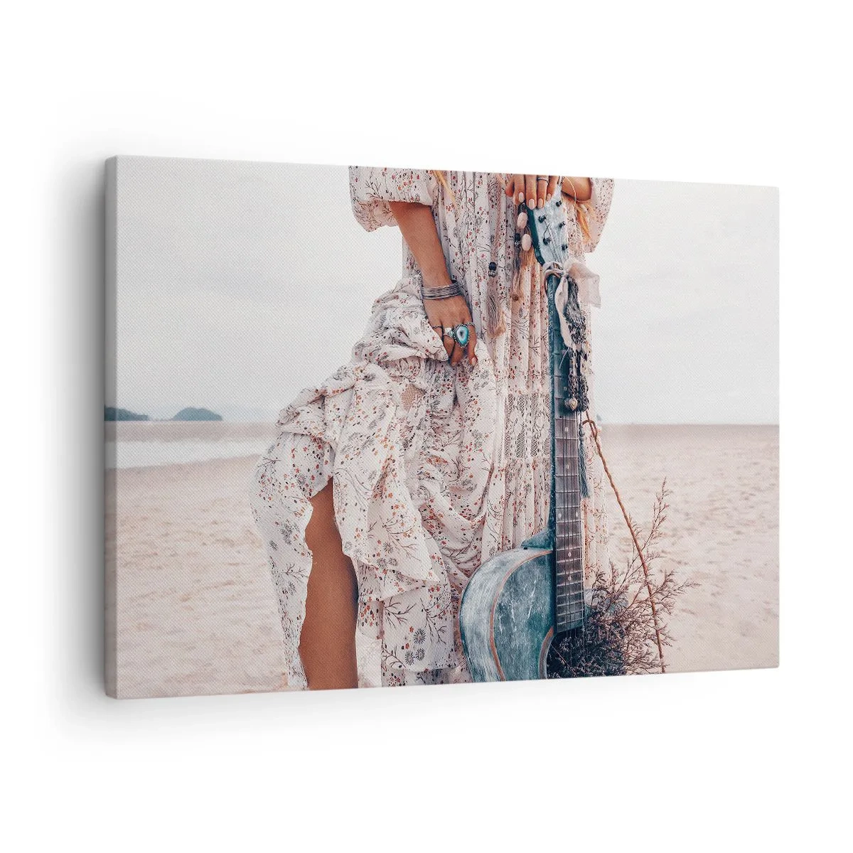Cuadro sobre lienzo - Impresión de Imagen - Mujer de estilo boho con guitarra en la playa - 70x50cm - Una flor en el camino - Decoración de pared moderna para salón y dormitorio ARTTOR