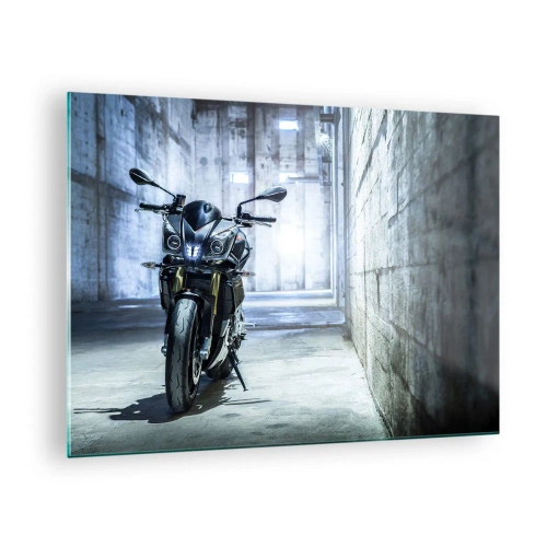 Cuadro sobre vidrio - Impresiones sobre Vidrio - Una motocicleta en un interior industrial con paredes de hormigón. - 70x50cm - Antes de que el motor ruja - Decoración de pared moderna para salón y dormitorio ARTTOR