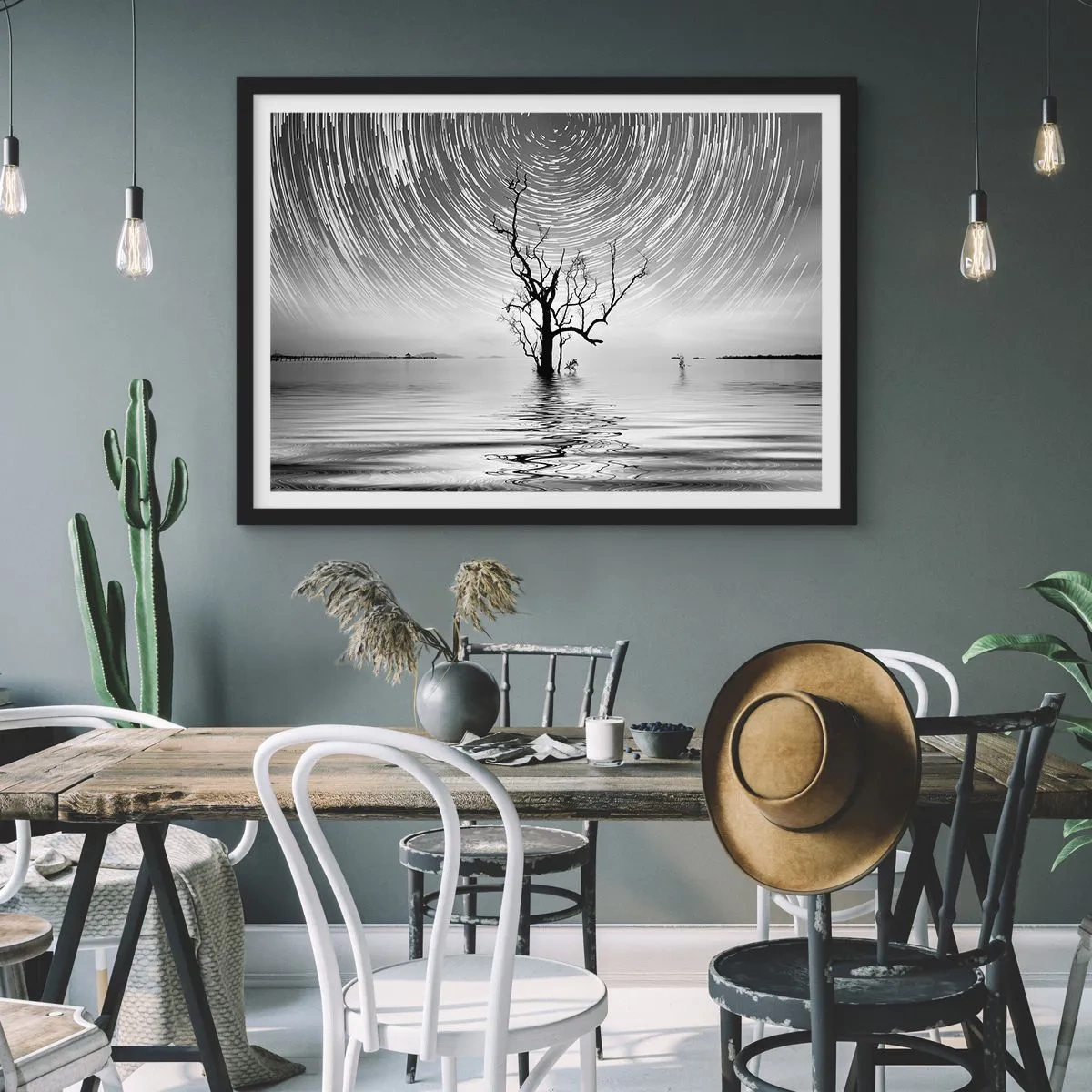 Póster en marco negro - Un árbol en el agua bajo un cielo nocturno con estrellas en movimiento. - 100x70cm - Una sinfonía de la naturaleza - Decoración de pared moderna para salón y dormitorio ARTTOR
