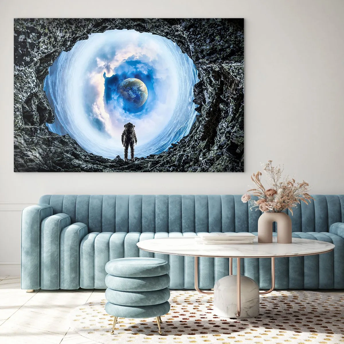 Cuadro sobre vidrio - Impresiones sobre Vidrio - Un astronauta mirando la Tierra desde el interior de una cueva rocosa. - 120x80cm - No muy lejos de casa - Decoración de pared moderna para salón y dormitorio ARTTOR