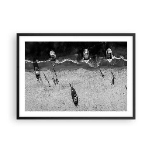 Póster en marco negro - Vista aérea en blanco y negro de barcos en la playa. - 70x50cm - Aún en la orilla... - Decoración de pared moderna para salón y dormitorio ARTTOR