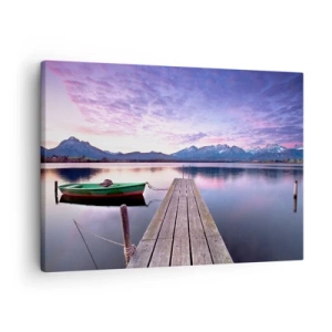 Cuadro sobre lienzo - Impresión de Imagen - Un muelle de madera con un barco en un lago rodeado de montañas al atardecer. - 70x50cm - Un silencio amistoso - Decoración de pared moderna para salón y dormitorio ARTTOR