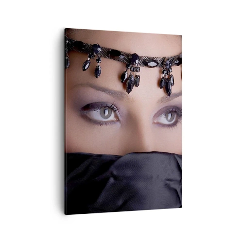 Cuadro sobre lienzo - Impresión de Imagen - Retrato de una mujer con joyas decorativas sobre un fondo negro. - 50x70cm - Tentador misterio oriental - Decoración de pared moderna para salón y dormitorio ARTTOR