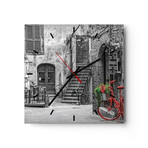 Reloj de pared - Reloj de vidrio - Una bicicleta roja en una calle en blanco y negro. - 30x30cm - Callejón de la Toscana - Decoración de pared moderna para salón y dormitorio ARTTOR