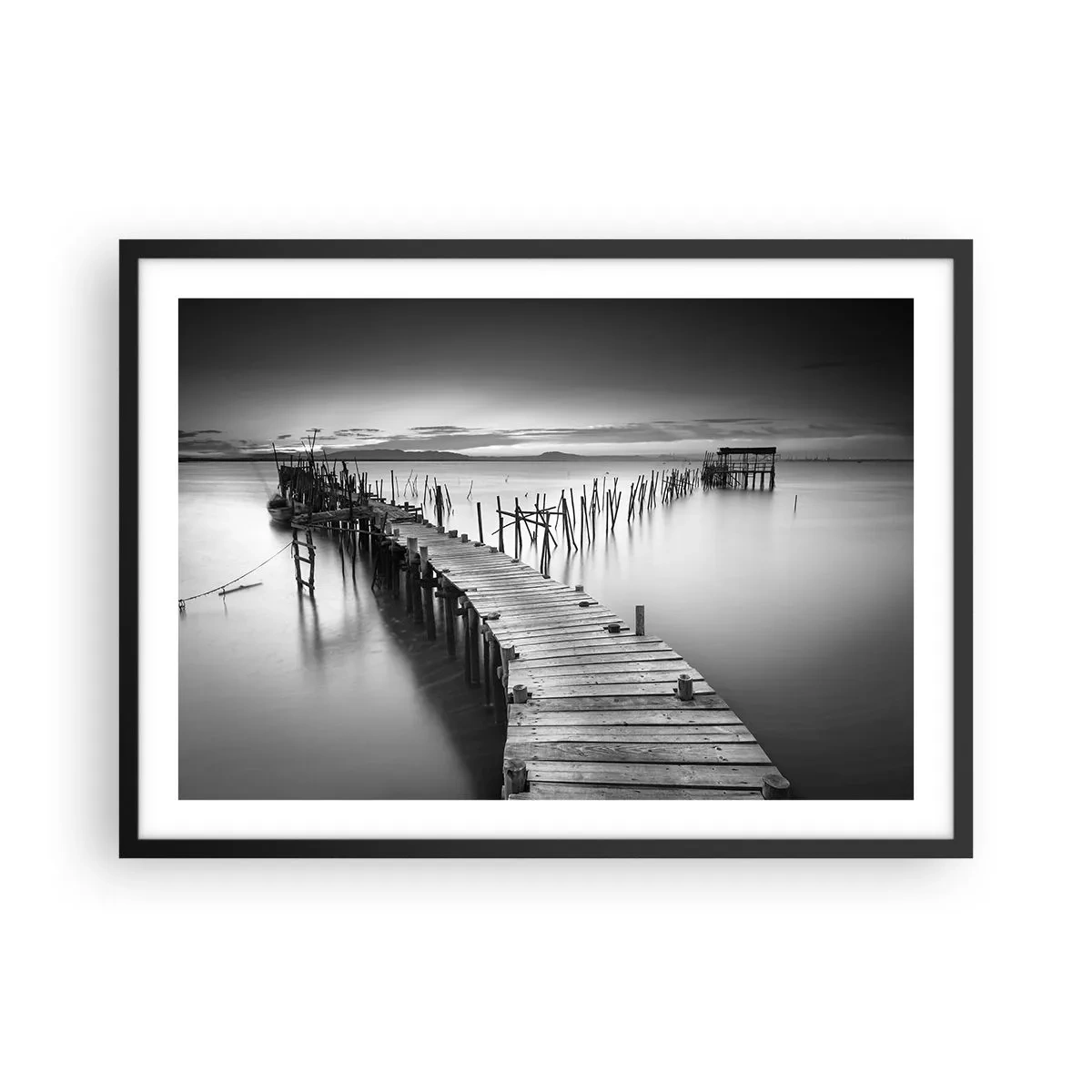 Póster en marco negro - Un embarcadero de madera en un lago tranquilo en tonos grises. - 70x50cm - La calma de una orilla olvidada - Decoración de pared moderna para salón y dormitorio ARTTOR