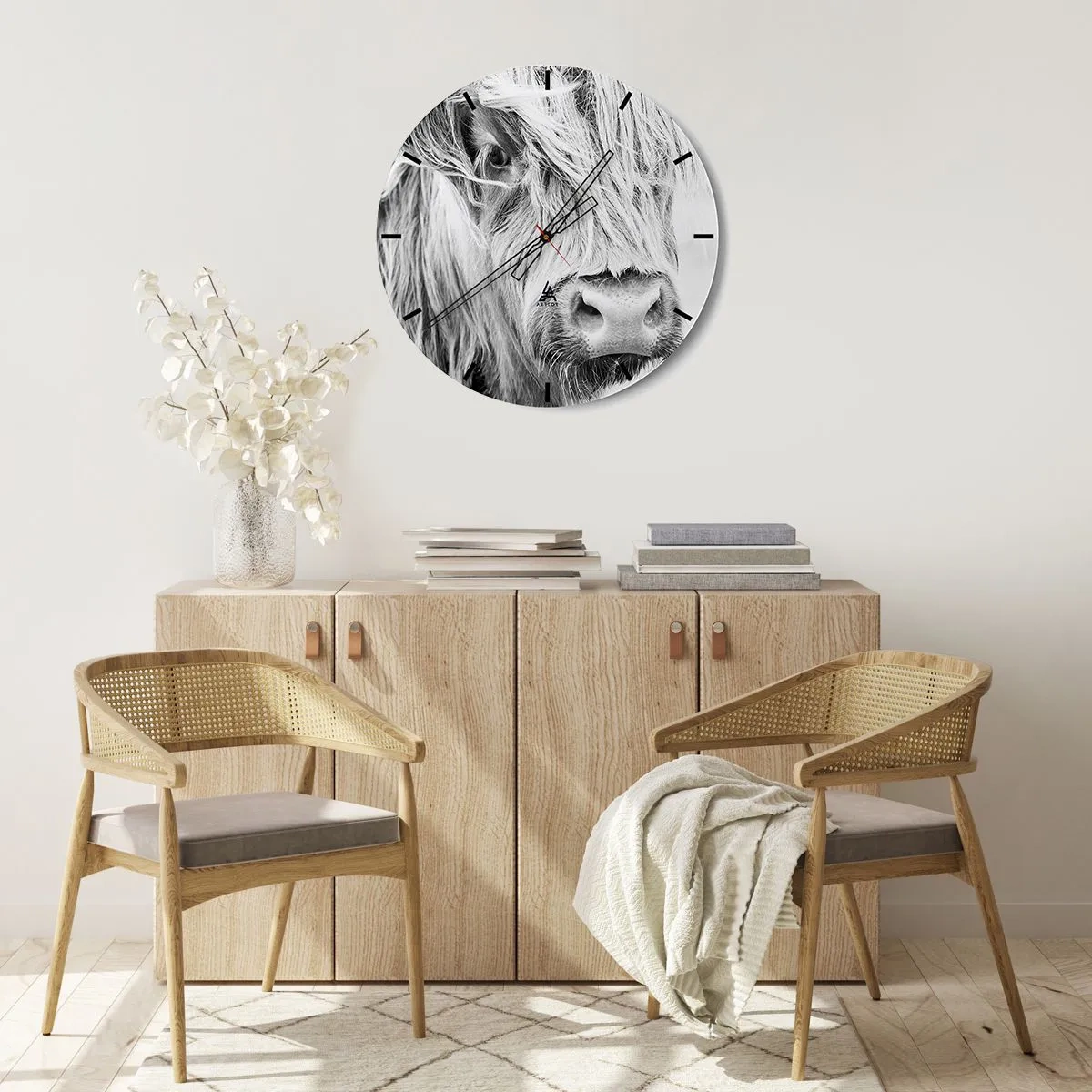 Reloj de pared - Reloj de vidrio - Retrato de un ganado escocés de pelo largo en blanco y negro - 30x30cm - La naturaleza escocesa - Decoración de pared moderna para salón, cocina y dormitorio ARTTOR