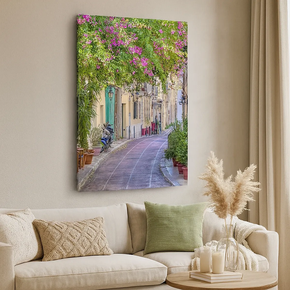 Cuadro sobre lienzo - Impresión de Imagen - Una calle encantadora con vides en flor y mesas de café. - 50x70cm - Un callejón floreciente - Decoración de pared moderna para salón y dormitorio ARTTOR