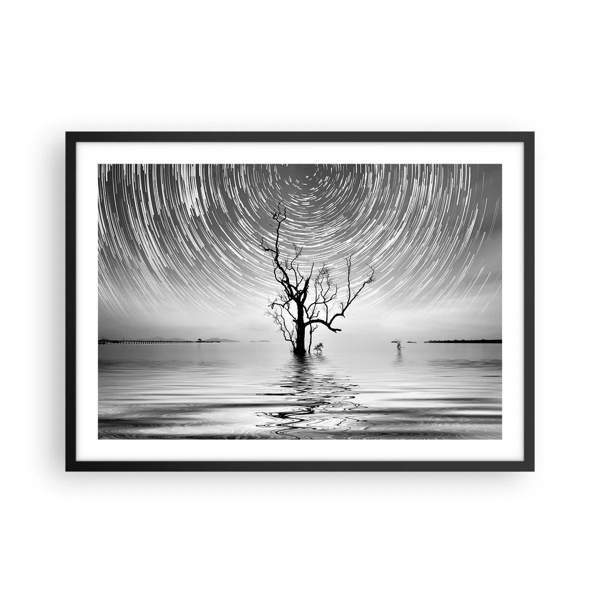 Póster en marco negro - Un árbol en el agua bajo un cielo nocturno con estrellas en movimiento. - 70x50cm - Una sinfonía de la naturaleza - Decoración de pared moderna para salón y dormitorio ARTTOR