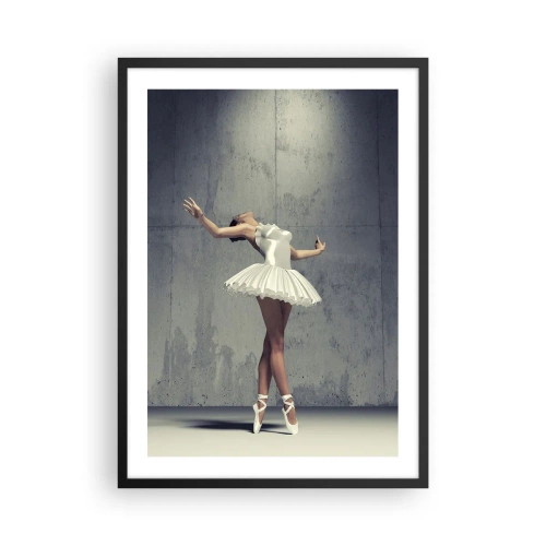 Póster en marco negro - Una bailarina con un vestido blanco sobre el fondo de una pared de hormigón visto. - 50x70cm - Ligero como un pájaro - Decoración de pared moderna para salón y dormitorio ARTTOR