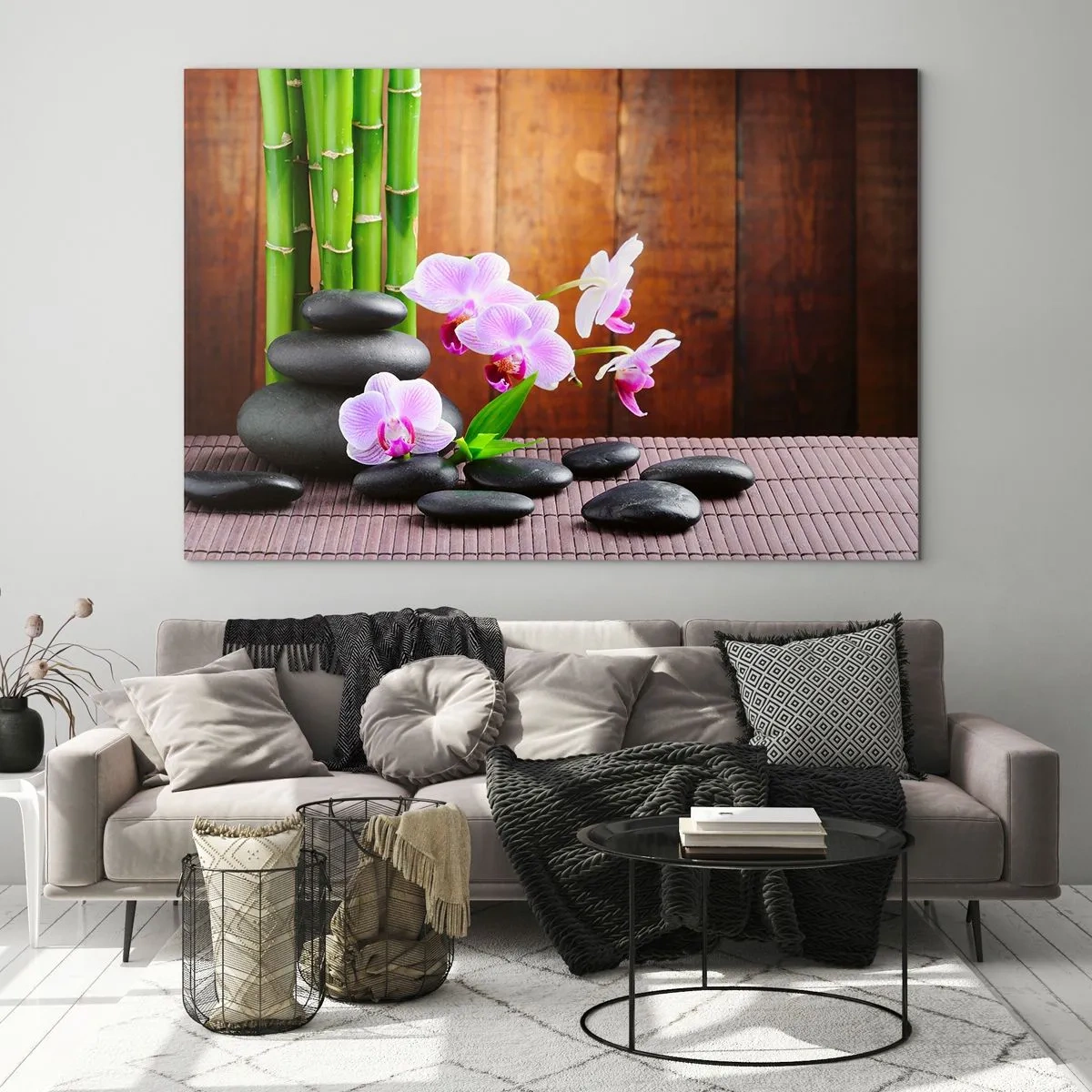 Cuadro sobre vidrio - Impresiones sobre Vidrio - Orquídeas rosas, bambú y piedras negras contra una pared de madera. - 120x80cm - Experimente los placeres de Oriente - Decoración de pared moderna para salón y dormitorio ARTTOR