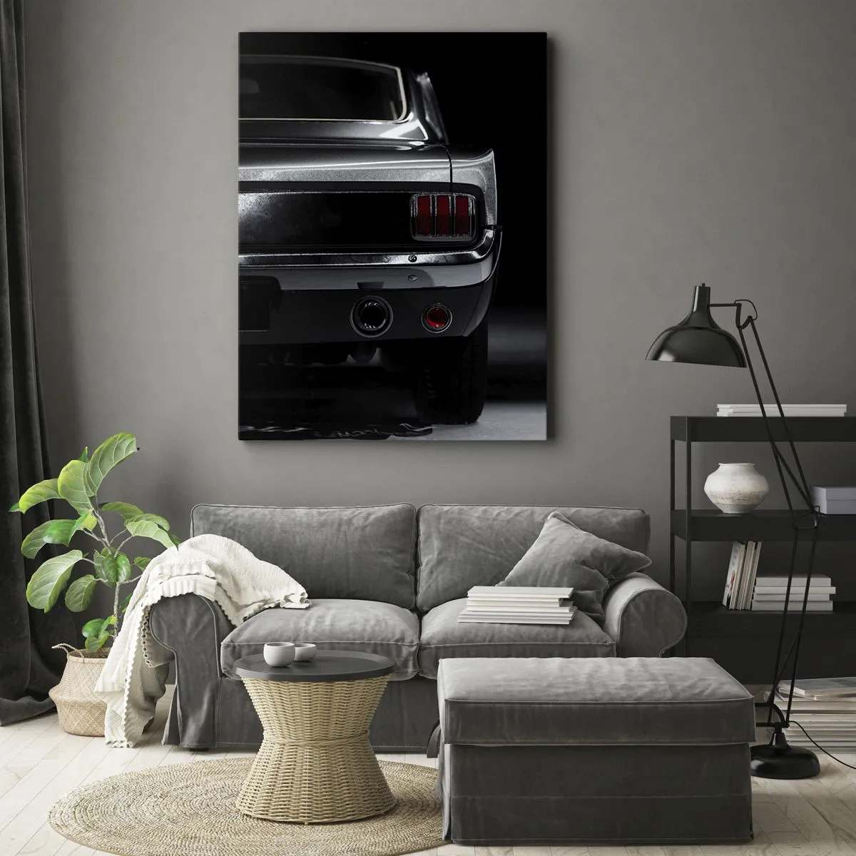 Cuadro sobre lienzo - Impresión de Imagen - Una imagen en blanco y negro de la parte trasera de un coche clásico sobre un fondo oscuro. - 70x100cm - El encanto de los clásicos - Decoración de pared moderna para salón y dormitorio ARTTOR