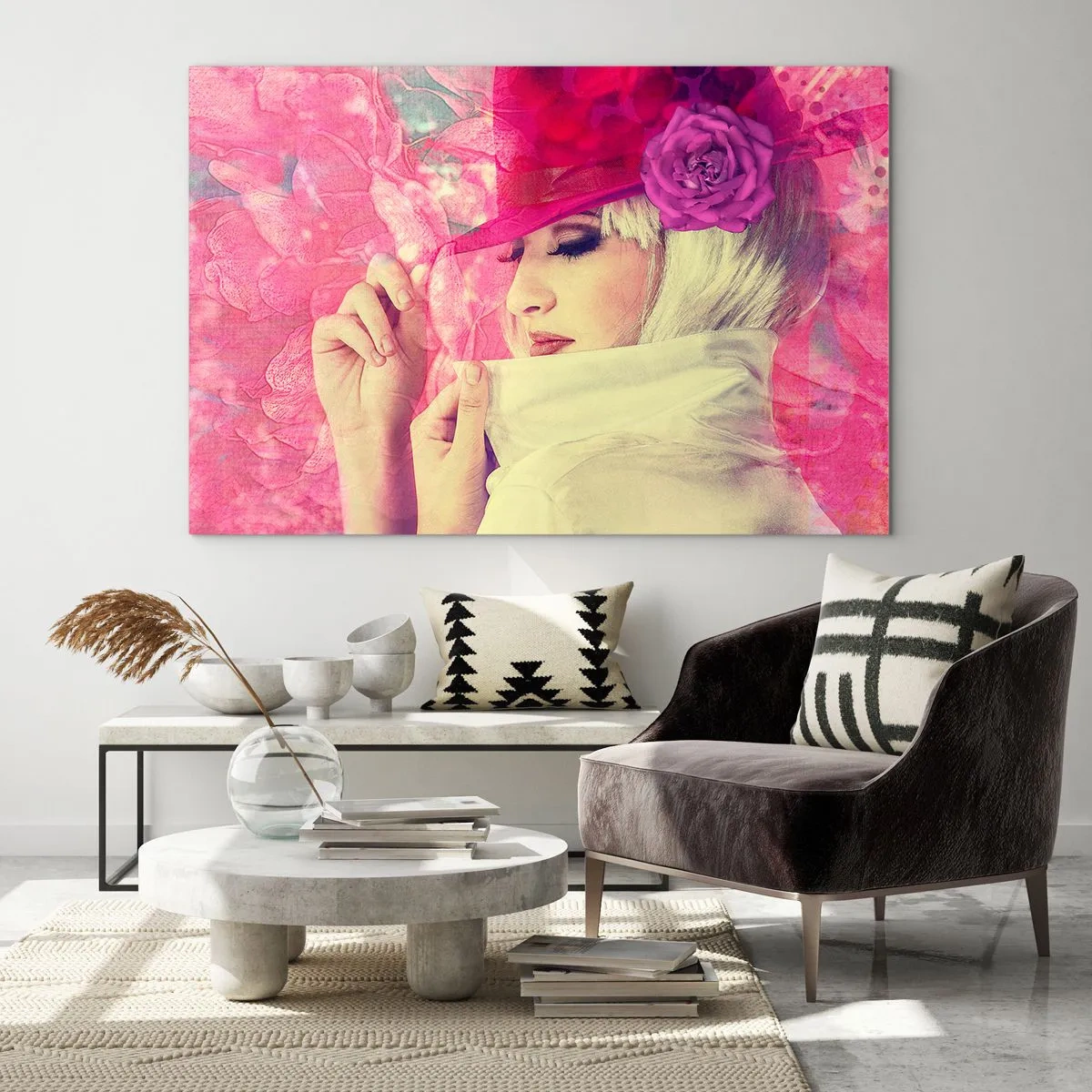 Cuadro sobre vidrio - Impresiones sobre Vidrio - Ilustración de una mujer con un sombrero rosa y una flor al fondo. - 70x50cm - Retrato retro en rosa - Decoración de pared moderna para salón y dormitorio ARTTOR