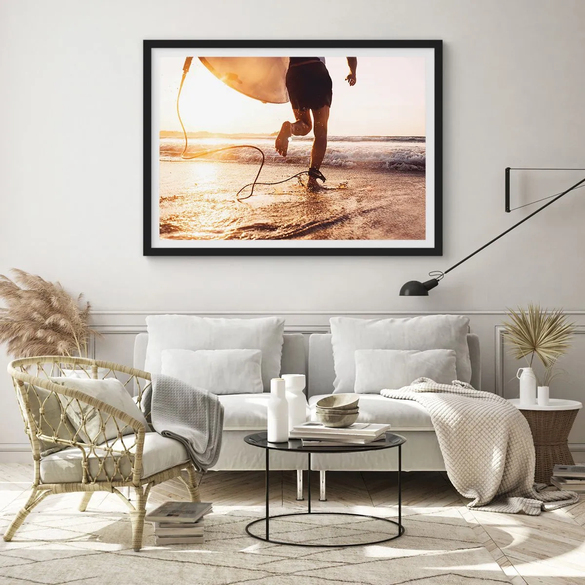 Póster en marco negro - Un surfista corre por la playa con su tabla bajo el sol. - 70x50cm - Para enfrentar la ola - Decoración de pared moderna para salón y dormitorio ARTTOR