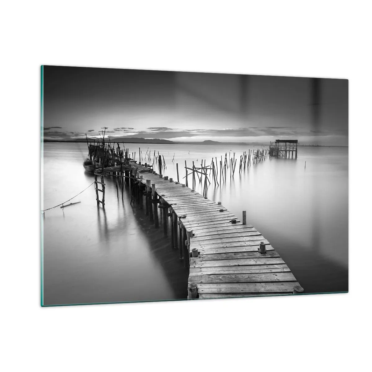 Cuadro sobre vidrio - Impresiones sobre Vidrio - Una vista en blanco y negro de un embarcadero de madera sobre el agua. - 120x80cm - La calma de una orilla olvidada - Decoración de pared moderna para salón y dormitorio ARTTOR