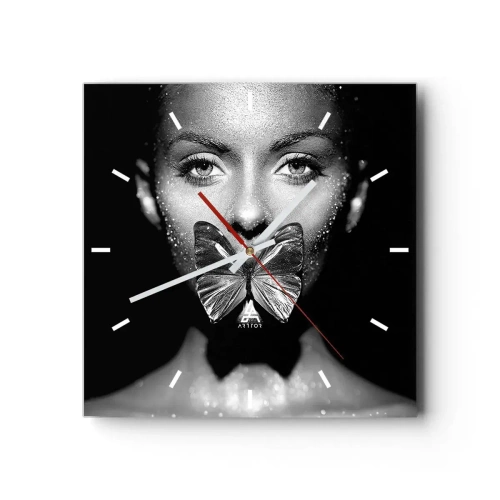 Reloj de pared - Reloj de vidrio - Rostro de mujer en blanco y negro con una mariposa en los labios. - 30x30cm - Beso de mariposa - Decoración de pared moderna para salón y dormitorio ARTTOR