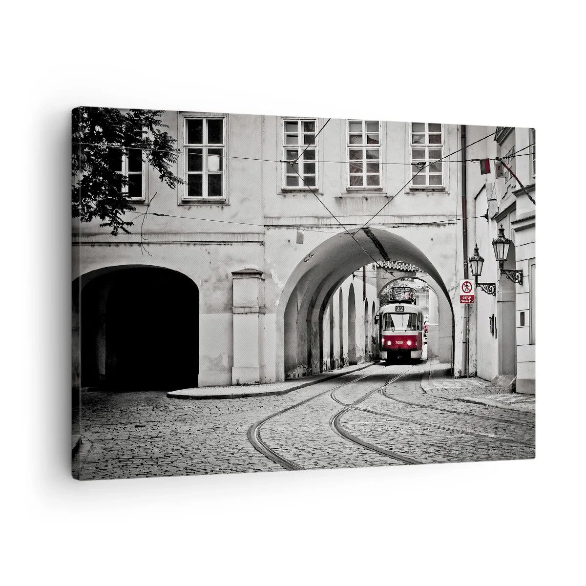 Cuadro sobre lienzo - Impresión de Imagen - Un tranvía en blanco y negro en una calle histórica de la ciudad. - 70x50cm - A través del laberinto urbano - Decoración de pared moderna para salón y dormitorio ARTTOR