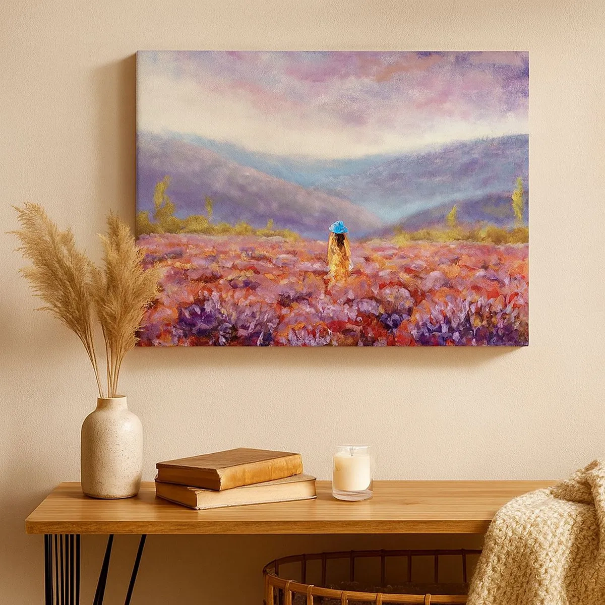 Cuadro sobre lienzo - Impresión de Imagen - Una mujer con sombrero caminando por un campo de lavanda. - 70x50cm - En un mundo de lavanda - Decoración de pared moderna para salón y dormitorio ARTTOR