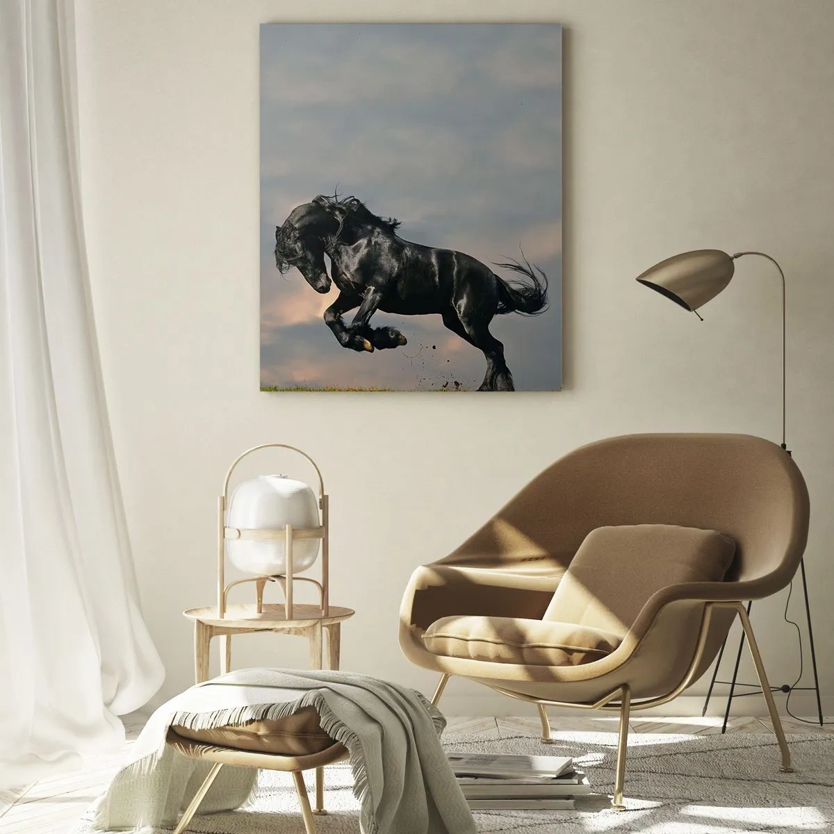 Cuadro sobre vidrio - Impresiones sobre Vidrio - Un caballo oscuro en un salto dinámico contra un cielo nublado. - 50x70cm - Hermoso y libre - Decoración de pared moderna para salón y dormitorio ARTTOR