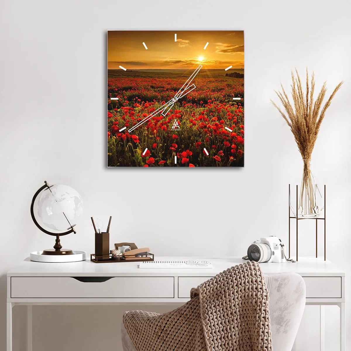 Reloj de pared - Reloj de vidrio - Un campo de amapolas rojas bajo el resplandor del sol poniente. - 30x30cm - Entre los campos de flores - Decoración de pared moderna para salón y dormitorio ARTTOR